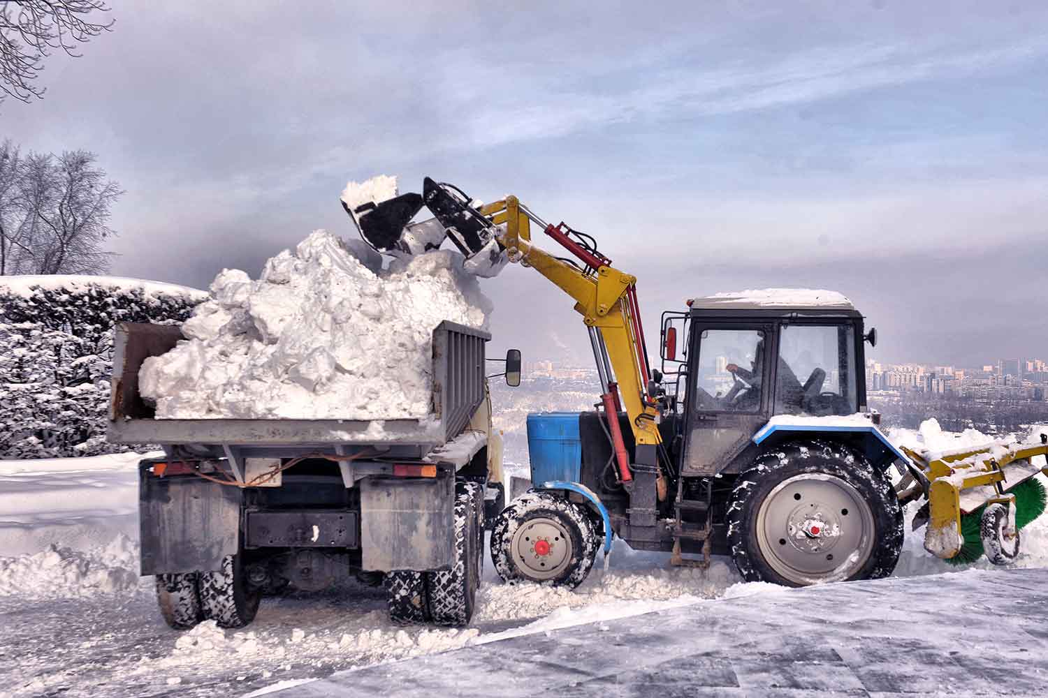 Уборка снега с парковки трактором